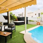 With Heated Pool & Jacuzzi וילה *