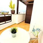 With Heated Pool & Jacuzzi וילה *