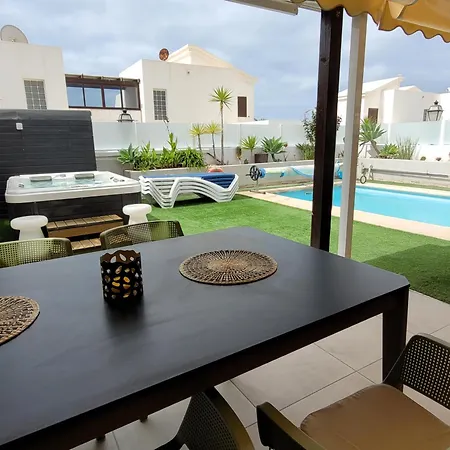 With Heated Pool & Jacuzzi Вилла *